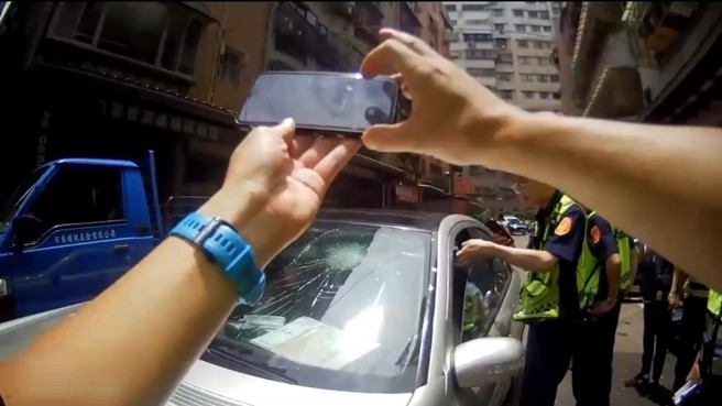 张男竟持铁片毁损杨男自小客车挡风玻璃。（图／翻摄画面）