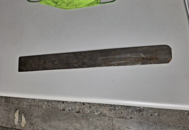 警方查扣张男持有之铁片。（图／警方提供）