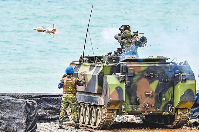 美国对台推动不对称作战，并找与台湾国情相近的以色列退役军人来台交流。图为海军陆战队陆战九九旅反装甲连进行拖式飞弹实弹射击操演情形。（摘自陆战九九铁军旅脸书）