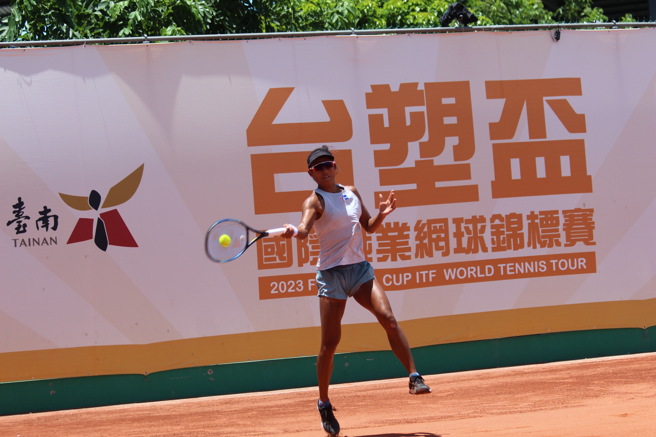 卓宜萱在台塑杯女网赛第2周赛事，于会内赛首轮击败另一名台将林芳安，晋级次轮。（中华网协提供）