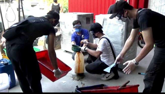 调查局航业调查处台中调查站在苗栗破获制毒案，专案人员身着护目镜及防毒面具採样毒品。（图／台中调查站提供）