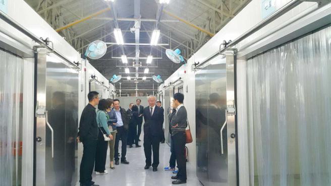 恺他命等毒品半成品及先驱原料具高度危险性，存放在台中大型赃物库的冷藏库内，门禁管制严格。（图／台中地检署提供）