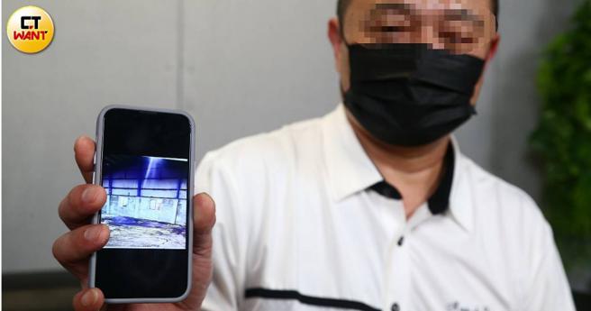 林先生被院检强迫代管近20公吨恺他命毒品原料，他出示手机里库房遭腐蚀惨况照片。（图／黄鹏杰摄）