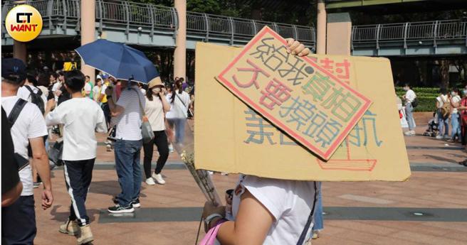 「喂毒案」撕裂教保员与幼儿家长间的信任关系，教保员与家长团体也发起集会抗议，要求检调儘速查明真相、还教保员公道。（图／刘耿豪摄）