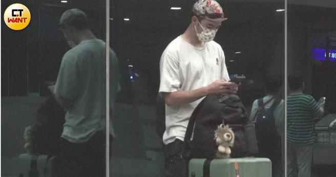 陳昊森走出機場後，一人獨自站在路邊傳訊息等車。（圖／本刊攝影組）