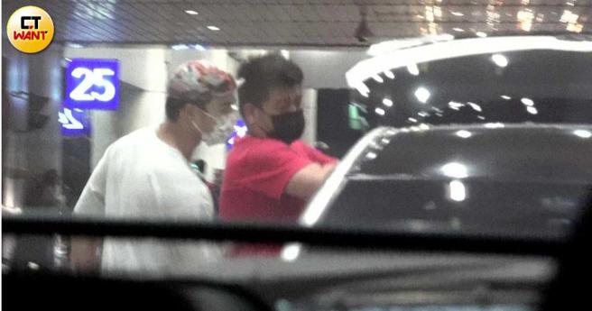 沒多久一輛白色休旅車前來接機。（圖／本刊攝影組）