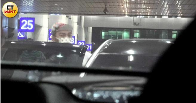 上車前陳昊森又掃射四周一番進入車內。（圖／本刊攝影組）