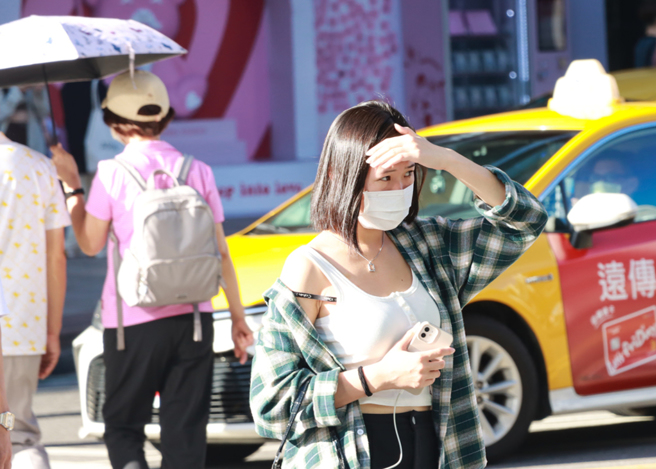 今天各地高溫炎熱，台北盆地及花東縱谷易有38度極端高溫，體感溫度達42度。（本報資料照片）