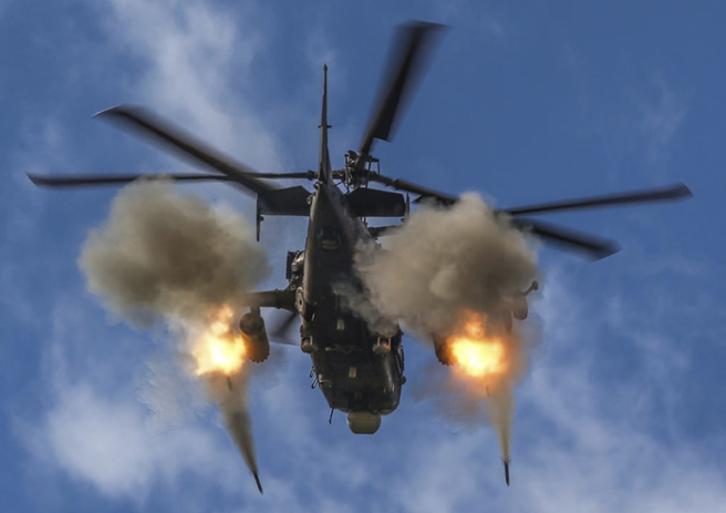 Ka-52直升機攻擊烏克蘭目標的資料照。（俄羅斯國防部）