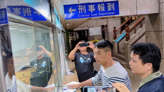 调查局20日晚间将民进党立委参选人，同时也是基隆市议员张秉钧移送基隆地检署。（张志康摄）