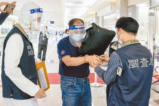 张维智（中）（本报资料照片）