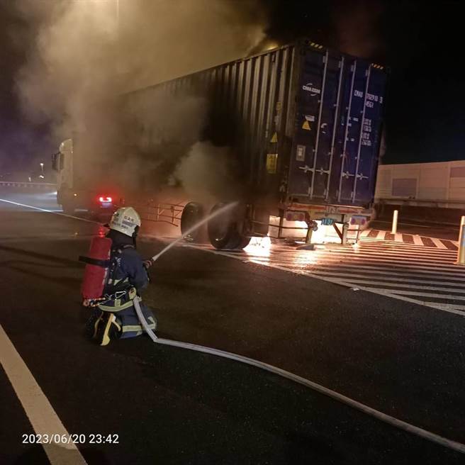 貨櫃車疑因輪胎起火釀火燒車，消防員全力灌救。（民眾提供／孫英哲彰化傳真）