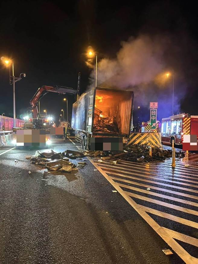 貨櫃車疑因輪胎起火釀火燒車，高溫延燒至貨櫃內載運的貨品。（民眾提供／孫英哲彰化傳真）
