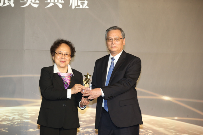 土地银行副总经理林坤地(右)获颁《永续发展奖》
