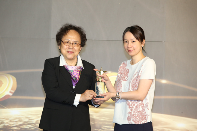 王道银行企业沟通部资深协理暨发言人张伦玮(右)获颁《永续发展奖》