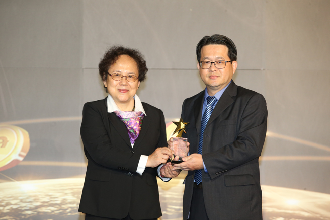 台灣人壽企保協理林國雄(右)獲頒《永續發展獎》