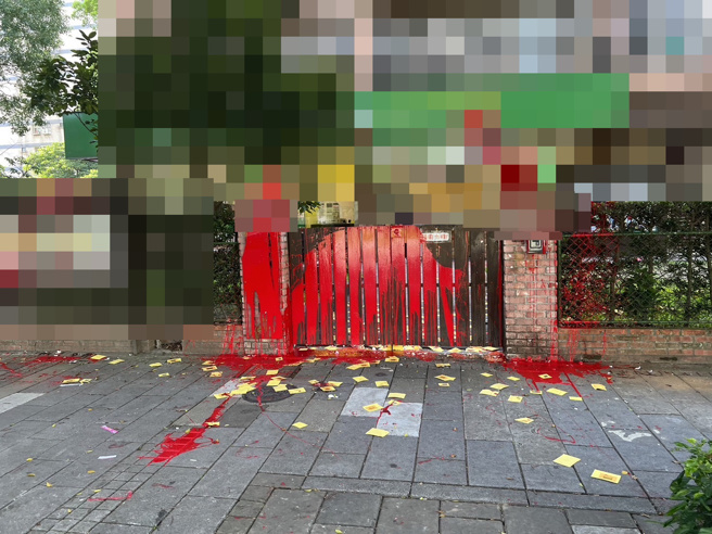 林口幼儿园爆虐童！大门遭泼漆、撒冥纸画面骇人。(民眾提供)