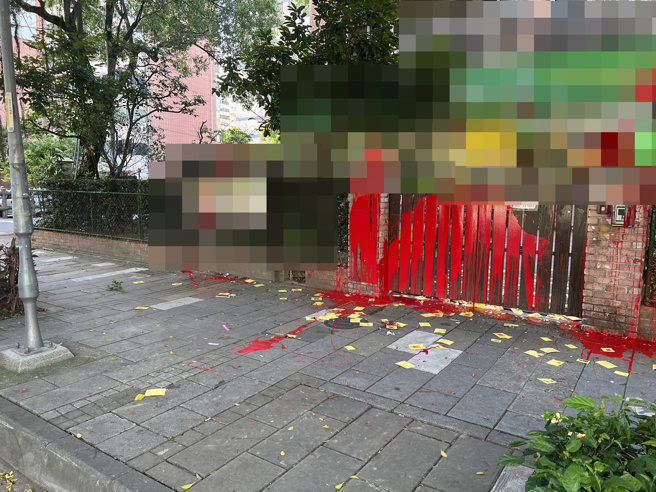 林口幼儿园爆虐童！大门遭泼漆、撒冥纸画面骇人。(民眾提供)