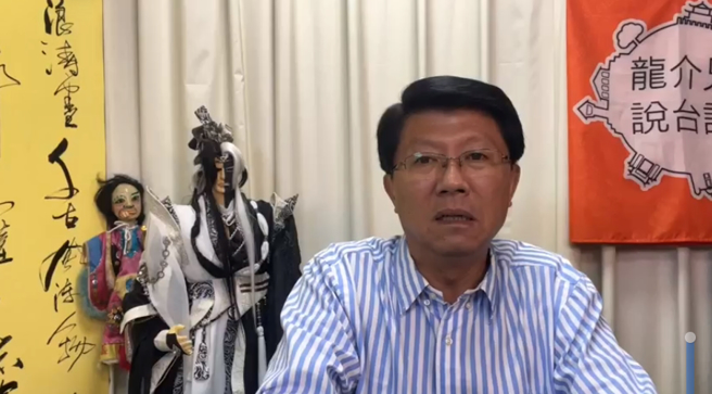 前台南市议员谢龙介开直播谈论2024总统大选。(图撷取自谢龙介脸书)