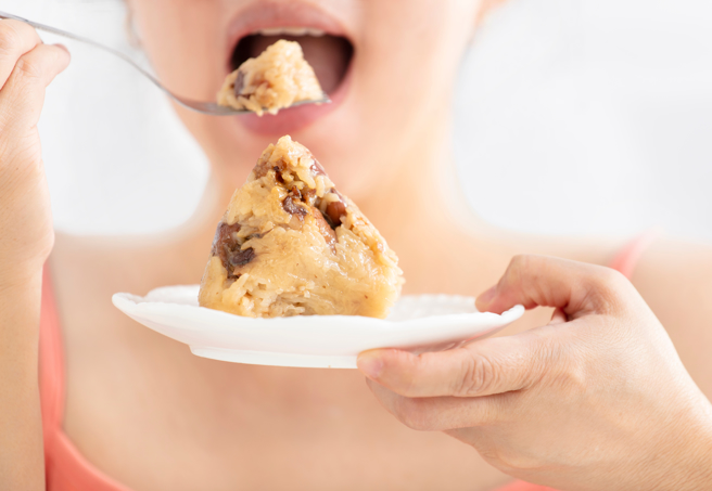 网友称老板娘日前拿张表格要他们填，上面全是肉粽品项，他以为是端午节礼物，马上填了10颗最贵的蛋黄粽后，下班时老板娘突然向他们收钱。（示意图/shutterstock）