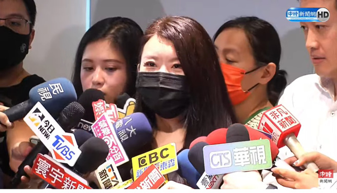 网红「小红老师」现身开记者会。（图／中时新闻网  Youtube）