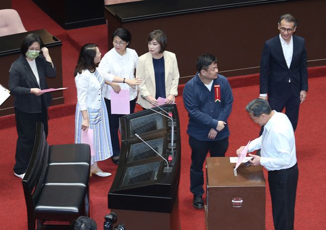 立法院21日臨時會行使大法官被提名人同意權投票，民進黨立委陸續進入議場投票。（姚志平攝）