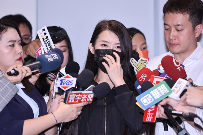 网红「小红老师」现身开记者会。（罗永铭摄影）