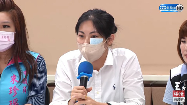 陈芳盈（中）宣布发起反性骚运动，并成立反性骚粉丝专页。（图／截自中时新闻网YT直播）