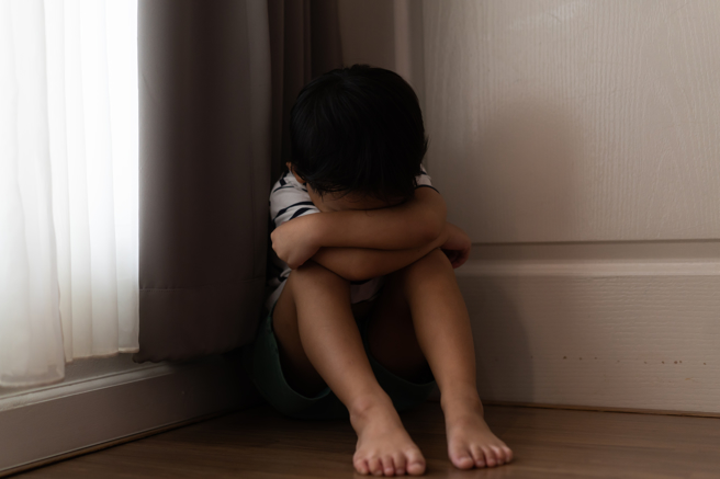 王姓老師涉嫌以作業簿或點心夾子、洗手乳罐打小朋友，高雄地檢署依法起訴。（示意圖／達志影像）