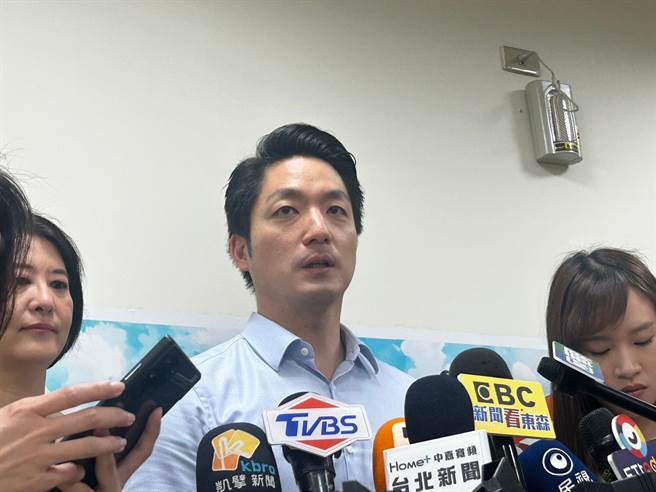 台北市长蒋万安今上午出席市长与里长有约中山区座谈，会前受访。（陈薏云摄）