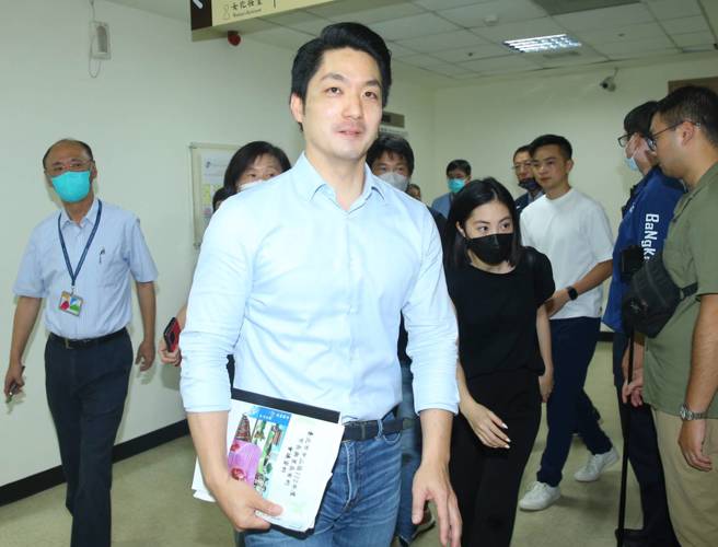 台北市長蔣萬安21日出席「市長與里長有約」中山區座談，會前受訪針對藍營議員有意邀柯站台，他表示國民黨同志一定全力支持黨提名的候選人，也就是侯友宜市長，並強調2024只有團結才有勝選的可能。（粘耿豪攝）