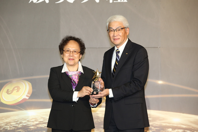新光人寿副总经理陈奂文(右)获颁《企业社会责任奖》