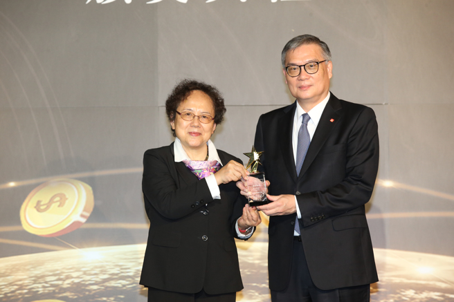 群益投信董事長賴政昇(右)獲頒《企業社會責任獎》