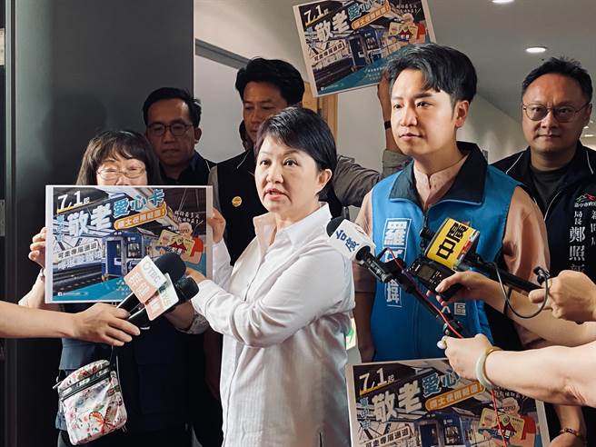 台中市長盧秀燕今天宣布敬老愛心卡7月1日起可搭台鐵。（張亦惠攝）
