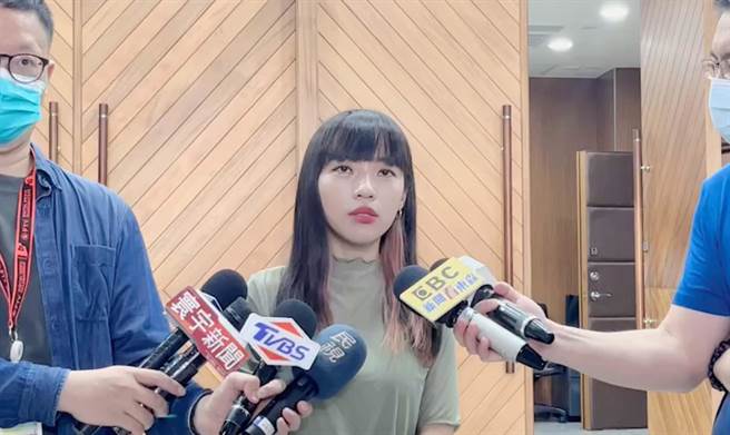 高市议员黄捷今（21）日痛斥，狼师禽兽不如，要求相关单位立即启动行政、司法调查。（柯宗纬翻摄）