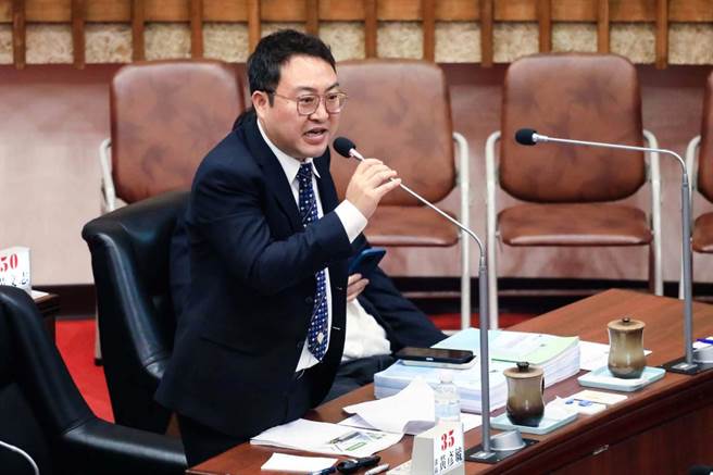 高市议员黄彦毓也痛陈，要求市府针对该补习班暂停营业，不要让有疑虑的业者接触小孩，待检方厘清。（柯宗纬翻摄）