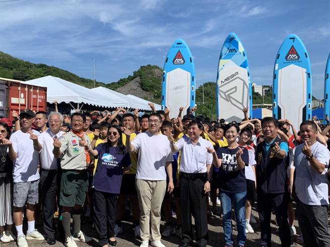 ▲基隆市長謝國樑（中）出席端午龍舟嘉年華開幕儀式，各隊選手集合準備出賽，一同參加者還有市議員何淑萍（右三）、海大校長許泰文（右四）、民政處長張淵翔（左三）、教育處長劉美蘭（左四）。（徐佑昇攝）