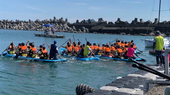 ▲槍聲響起，第一梯次隊伍出發競賽。（徐佑昇攝）