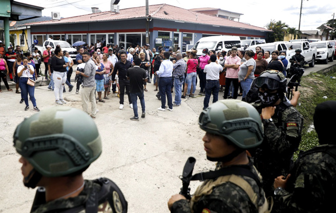 宏都拉斯一座女子监狱20日发生帮派衝突事件，酿成至少41名女子死亡，其中多数人被活活烧死。图为警方镇守在监狱大门。（图／美联社）