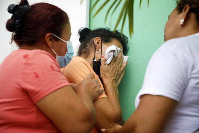 宏都拉斯一座女子监狱20日发生帮派衝突事件，酿成至少41名女子死亡。图为家属在监狱外焦急等待。（图／美联社）