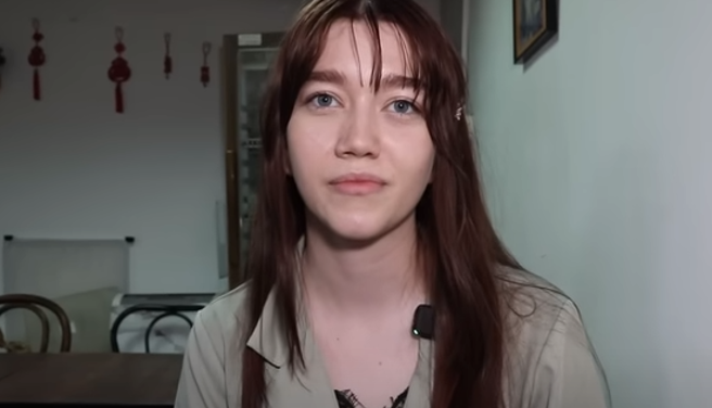 美国的正妹Yana表示，被台湾一对阿公阿嬷领养后，每天都被喂食，导致她吃太饱消化不良。（图／翻摄自不要闹工作室YouTube）