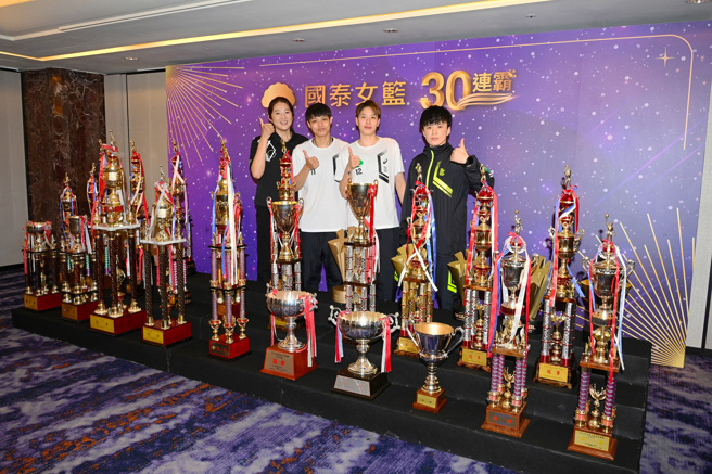 国泰女篮总教练郑慧芸（左1）担任2023亚洲杯女篮赛中华女篮队总教练，球员郑伊秀（左2）、林育庭（右2）也会一同出赛。（资料照／国泰金控提供）