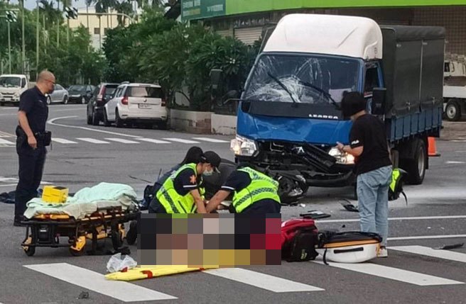 机车骑士18日行经集山路三段、延平一路口，疑闯红灯与左转货车碰撞，骑士送医不治。（民眾提供／杨静茹南投传真）
