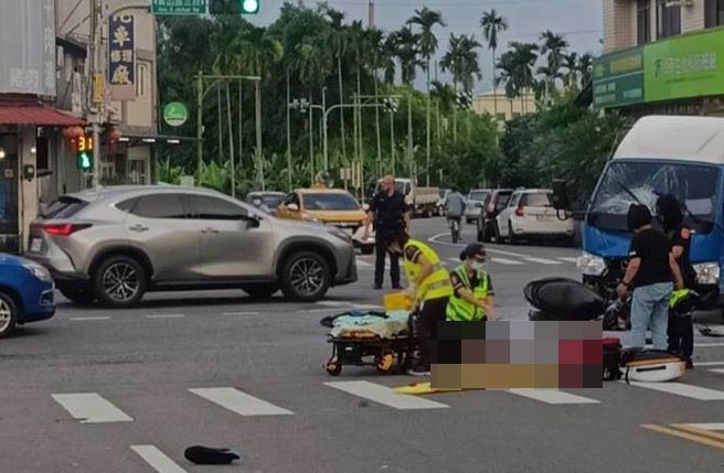 机车骑士与左转货车碰撞，路过民眾围观，有人热心呼唤：「别睡着，救护车来了。」（民眾提供／杨静茹南投传真）