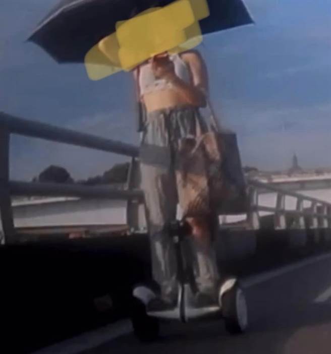 女子踩电动平衡轮过福和桥。（翻摄自脸书《我是永和人》社团）