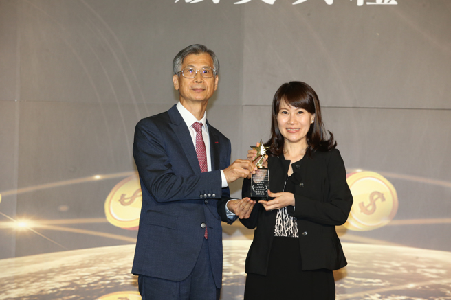 復华投信资深业务副总徐玮瑄(右)获颁《智能理财奖》