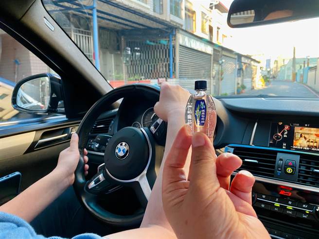 网友分享开车如果遇上塞车火气大，薄荷香气可纾压。（曹婷婷摄）