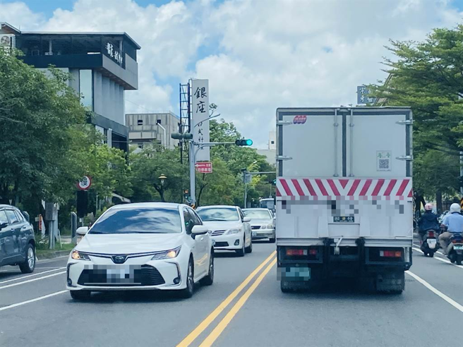 塞车常让用路人感到焦躁，有「路怒症」的用路人也变多了。（曹婷婷摄）