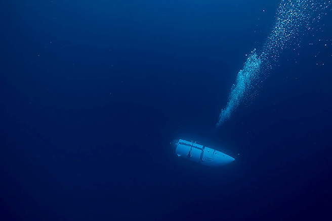 探索知名沉船「鐵達尼號」的觀光潛艇18日失聯，搜救人員20日偵測到海底傳來敲擊聲，顯示船內乘客可能還活著。（圖／路透）