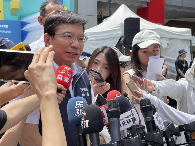 交通部长王国材（左）指出，新的观光署长一定要有观光专业、善于行销。（陈佑诚摄）